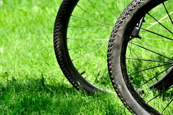 how tubeless bike tires work